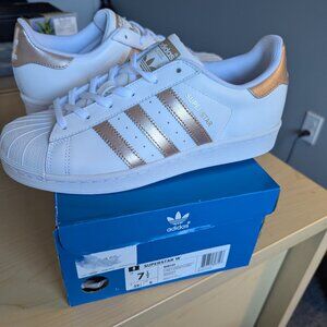 Womans Size 7.5 Adidas Shell toe Original